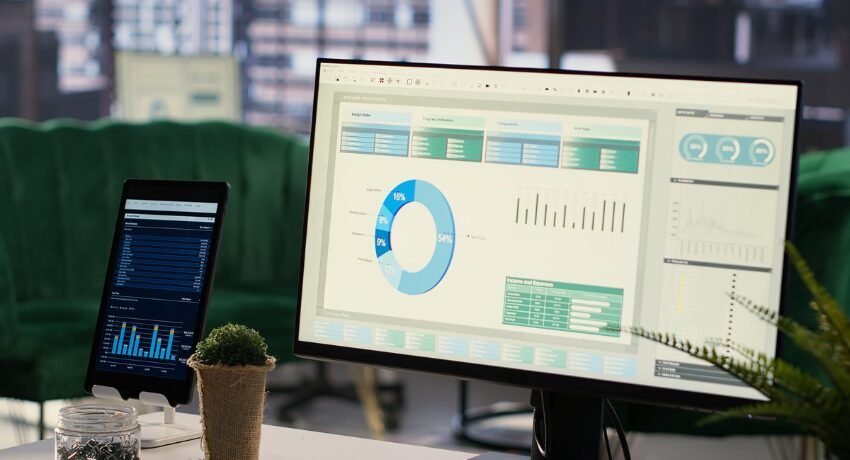 Parceiro da RD Station analisando relatórios e resultados de marketing digital. Painel de controle com gráficos e relatórios de desempenho em tela de computador, representando a análise de dados feita por um parceiro da RD Station.