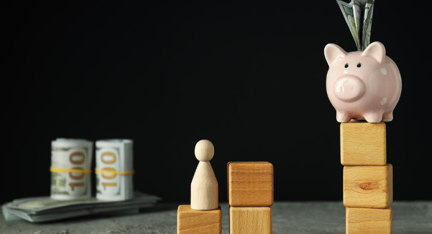 Retorno sobre investimento com um parceiro da RD Station. Cofrinho sobre blocos de madeira com notas de dinheiro ao fundo, representando o retorno financeiro gerado por um parceiro da RD Station.