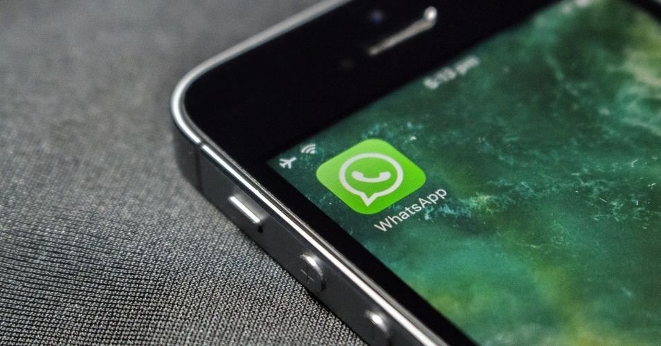 Ícone de WhatsApp em tela de celular - contratei o RD Station