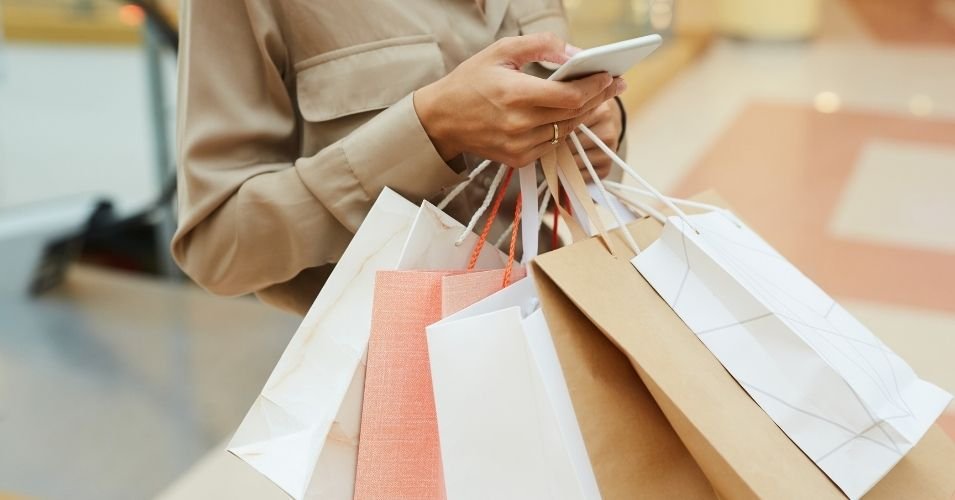 consumidores com sacola de compras - dicas para a black friday