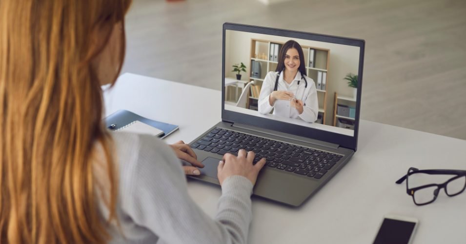 médica fazendo live - Marketing Digital para Médicos