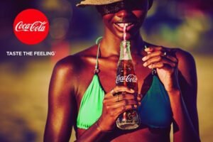 Mulher tomando coca-cola em garrafa de vidro na praia