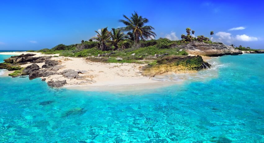 Ilha Bela com praia paradisíaca e mar azul associada ao marketing digital imobiliário de luxo