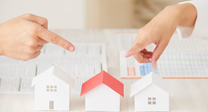 Miniaturas de casas representando a escolha por casas em condomínio fechado no Alto de Pinheiros
