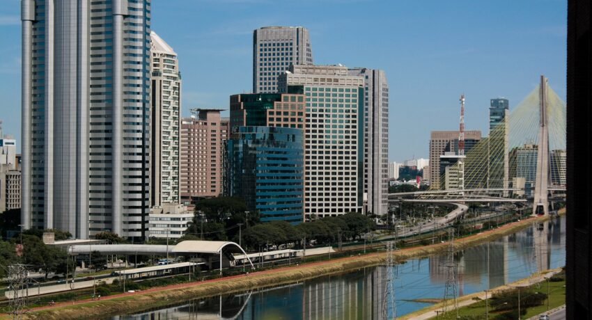 Vista urbana de São Paulo associada ao mercado imobiliário de luxo no Alto de Pinheiros