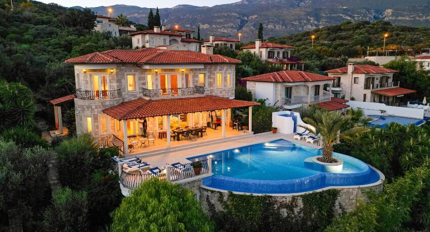 Casa de luxo com piscina e arquitetura sofisticada destacando estratégias de marketing digital no mercado imobiliário de alto padrão.