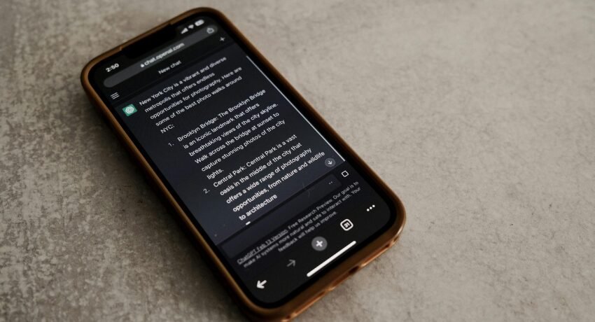 Celular com o ChatGPT aberto, mostrando resposta em formato conversacional — contexto de Ads no ChatGPT.