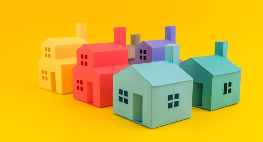 Casas coloridas em miniatura representando branding de experiência no mercado imobiliário de luxo