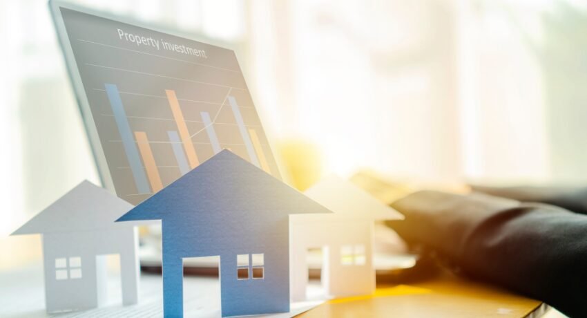 Casas em miniatura diante de gráfico de investimento imobiliário, representando estilo de vida saudável e imóveis na Flórida