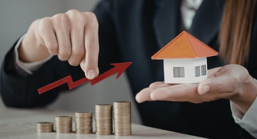 Gráfico de crescimento financeiro ao lado de uma casa em miniatura, representando valorização imobiliária e estratégias de marketing de luxo