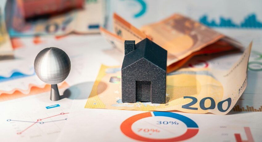 Casa em miniatura sobre gráficos e cédulas de dinheiro, simbolizando posicionamento de luxo, valorização imobiliária e marketing de experiência